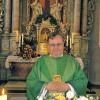 Als Frohnatur bekannt: Pfarrer Franz Leipold am Altar in der Wildfleckener Pfarrkirche.