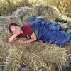 „Bett im Kornfeld“: Initiatorin Monika Fritz genießt ihr Lager im Stroh. Unser Bild stammt aus dem Jahr 2010.
