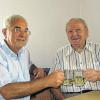 Auf weitere gesunde Jahre stoßen Bürgermeister Kurt Kneipp (links) und Erich Herrmann an dessen 80. Geburtstag in Karbach an.