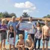 (ewie)   Mit einer großzügigen Spende von 1000 Euro unterstützt die Sparkasse im Landkreis den Förderverein Freibad Fladungen. Wolfgang Sauer von der Sparkasse Bad Neustadt und Gerd Frickel von der Geschäftsstelle Fladungen waren bei einem Rundgang mit dem Vorsitzenden Franz Huber und Agathe Heuser-Panten ganz beeindruckt von dem, was in ehrenamtlicher Arbeit bislang alles geleistet wurde, um die Einrichtung zu verschönern und den Betrieb aufrecht zu erhalten. „Die Mittel sind hier sehr gut angelegt“, freute sich Sauer. Und die Schwimmbadfreunde schätzen sich glücklich, die Finanzspritze für weitere Verbesserungen im Bad verwenden und neue Arbeiten in Angriff nehmen zu können. Agathe Heuser-Panten (von links), Gerd Frickel, Wolfgang Sauer und Franz Huber freuen sich mit den jungen „Wasserratten“, die jetzt bei den heißen Sommertagen den Schwimmbadbesuch in vollen Zügen genießen.