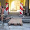 Viel Arbeit: Völlig neu hergerichtet wird zurzeit der Innenhof am Kaiserhof. Die gesamte Fläche erhält ein leichtes Gefälle zur Spitalstraße hin und wird am  Ende wieder gepflastert.