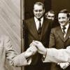 Schlüsselübergabe nach der Sanierung: Architekt Wolfgang Blümlein und der  damalige Bürgermeister Ferdinand Betzer am 17. Mai 1981.