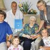 100 Jahre: Jubilarin Herta Pfeiffer mit Bürgermeister Wolfgang Mann und stellvertretender Landrätin Elisabeth Schäfer und drei ihrer Urenkel, Christopher (links) Lisa (rechts) und Lena (Mitte).