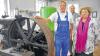 Alte Kolbenpumpe von 1911 vor modernem Druckstoßkessel: André Henneberger, Geschäftsleiter Ulrich Stadlbauer und Bürgermeisterin Eva Linsenbreder (von links) im Kleinrinderfelder Wasserhaus.