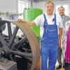 Alte Kolbenpumpe von 1911 vor modernem Druckstoßkessel: André Henneberger, Geschäftsleiter Ulrich Stadlbauer und Bürgermeisterin Eva Linsenbreder (von links) im Kleinrinderfelder Wasserhaus.