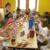 Bunte Trommeln: Mit Pinseln, Korken und Dispersionsfarben verpassten die Kinder beim Ferienspaß des Musik-Club Zellingen ihren Bongos eine individuelle Note.