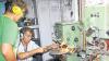 Sägenschärfautomaten aus dem Odenwald: Die Loroch-Maschine links ist 17, die rechts über 50 Jahre alt. Manfred Teubler zeigt seinem Enkel Nico, wie ein 40-cm-Sägeblatt richtig geschliffen wird.