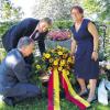 Gedenken zum 50. Todestag: Die Stadträte Thomas Schmitt (vorne) und Heinrich Jüstel mit Bürgermeisterin Marion Schäfer-Blake bei der Kranzniederlegung zu Ehren von Leonhard Frank auf dem Münchner Nordfriedhof.