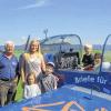 Das Cockpit zum Greifen nahe: Flugsport-Club-Vorstand Heinz Gräf (links, mit Projektleiterin Senja Töpfer) steuerte eigenhändig eine der Maschinen, mit denen die Kinder der städtischen Sportferienfreizeit einen Rundflug über Würzburg machten.