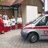 Pfarrer Rainer Kunkel weihte das neue Mehrzweckfahrzeug der FFW Horhausen: Der elf Jahre alte Kleintransporter vom Typ Mercedes-Benz Vito tritt die Nachfolge des alten Volkswagen T3 an.