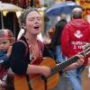 Die Straßenmusikerin: Nach ihrem Konzert am Sonntag im Münnerstädter Deutschherrnkeller gibt Sylvia Kirchherr – hier eine Aufnahme beim Straßenmusikfestival 2008 in Würzburg – am Donnerstag kommender Woche ein weiteres in der Klinik Heiligenfeld.Foto: Thomas Obermeier