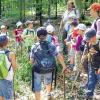 (hr)   Im Ferienprogramm der Gemeinde Zellingen luden die Freien Bürger die Jugendlichen zu einem Abenteuertag im Wald ein. Förster Werner Trabold leitete die Aktion. 19 Kinder,  zwischen sieben und zwölf Jahre alt, trafen sich an der Zellinger Kapelle. In Fahrgemeinschaften ging es zur „Lichtäche“. Dort begann eine zweistündige Wanderung quer durch den Wald. Trabold erklärte die Baumarten und Pflanzen, erzählte von den Tieren des Waldes und beantwortete Fragen. Zur Mittagsrast stärkten sich alle an der Hütte mit Bratwürsten und kühlen Getränken. Die Kinder gestalteten auch ein Waldbild. Mit Ästen, Moos, Waldfrüchten, Blättern und Zapfen konnten die Kinder sich kreativ betätigen. Das beste Bild wurde prämiert. Den Abschluss bildete ein Quiz.