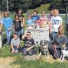 (mk) 15 Kinder besuchten im Rahmen des Ferienprogramms der Stadt Marktheidenfeld das Wally-Bangert-Tierheim in Lohr. Lebhaftes Gebell begleitete die Begrüßung der Kinder durch die Mitarbeiterinnen des Tierheims unter Leitung von Sabrina Schultheis, die sich sehr über die mitgebrachten Futterspenden freute. Dann ging es zuerst zu den zahlreichen Katzen und später zu den Hundezwingern. Viele der Tiere hatten eine recht traurige Geschichte, einige waren aber auch nur Feriengäste. Insgesamt sind zurzeit 70 Katzen, zehn Hunde, neun Hamster, fünf Kaninchen, drei Ratten und zwei Meerschweinchen untergebracht. Weiter ging es mit einem Quiz zum Verhalten von Hunden und Katzen, bei dem die Kinder viel über die Körpersprache der Tiere erfuhren. Zum Abschluss des Besuchs ging es traditionell zum „Gassi-Gehen“ mit ausgewählten Hunden. Besuchszeiten im Tierheim sind täglich von 14 bis 16 Uhr außer Mittwoch und Sonntag; man kann ohne Voranmeldung vorbeischauen. Es werden immer ehrenamtliche Hundeausführer und Katzenstreichler“ gesucht. Informationen unter  (0 93 52) 96 90 oder auf der Homepage unter www.tierheim-lohr.de.