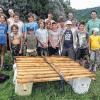 (gmv)   20 Kinder und Jugendliche trafen sich mit ihren Betreuern zur Ferienprogramm-Aktion der Pfarrgemeinde Unterpleichfeld. An einem Seitenarm des Mains bei Fahr wurden aus einfachsten Baumaterialien Floße gebaut. Beim Zusammenbauen hatten die Kinder schon viel Freude und konnten ihr handwerkliches Geschick unter Beweis stellen. Der  Höhepunkt war dann aber das Befahren des Mains – natürlich an einer Stelle an der keine Schiffe fahren, heißt es in einer Pressemitteilung. Für die Versorgung der Floßbauer sorgte Michael Marx mit seinem transportablen Grill. Organisiert wurde dieser Tag von Elisabeth Scheller und Robert Wild, die sich beide über die gelungene Floßbau-Aktion freuen.