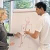 Neuer Schwerpunkt: Sebastian Wurster, Physiotherapeut und Leiter des neuen Zentrums für osteopathische Schmerztherapie der Weckbecker-Klinik, mit einer Patientin.