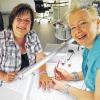 Im nun umgebauten Nagelstudio: Esther Oswald mit Marion Hartmann, einer ihrer Kundinnen.