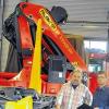 Vater und Sohn: Helmut und Sebastian Klüh mit einem Kranaufbau.