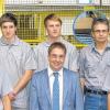 Zwei Generationen Packmitteltechnologen: Geschäftsführer Mathias Kunert mit den Azubis Michael Heinrich, Marvin Geisler, Jan Leutbecher, Ausbilder Wolfgang Perleth, sowie Udo Reinhardt und Matthias Then, die vor 25 Jahren als erste die Ausbildung absolvierten.