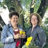 Gratulation: Die Leiterin des Reha-Zentrum St. Michael, Ilona Englert (links), gratuliert Eva Fuhrmann zum Meisterpreis der Bayerischen Staatsregierung.
