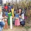 Freude über die erfolgreiche Bohrung von drei Testbrunnen: Monika Weikert (links) und Sabine Speth vom Tushikane-Verein mit kleinen und großen Bewohnern des Dorfes Mapanda im Südwesten Tansanias.