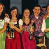 Auftakt-Siegerinnen der „Dirndltour 2011“: Die drei Erstplatzierten freuten sich mit den Veranstaltern über ihren Erfolg (von links): Joachim Volpert, Steffi Walter (2. Platz), Miss Uettingen Larissa Gersitz, Silke Stumpf (3. Platz), Johannes Keppner, René Hübner und Marco Mora.