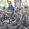 Sekundenklebstoff-Abfüllung: Stefan Ludwig überwacht den Ablauf des Produktionsvorgangs in der Greußenheimer Firma Gluetec.Foto: Franz Nickel