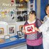Die Künstlerin vor ihrer ersten Ausstellung: Katja Schneider (links) und Geschäftsinhaberin Isolde Götz vor dem Schaufenster des Kurzwarengeschäfts Becker in der Zehntstraße.
