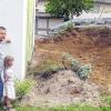 Musste weichen: Ein wenig skeptisch schaute Elternbeiratsvorsitzender Christian Neller zu, wie der Spielplatz zugunsten des Krippenanbaus am Stettener Kindergarten weggegraben wurde.