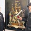 Wirkt wie dreidimensional: Mit Jürgen Dressel (rechts) aus Fürth stellt im Franck-Haus bis zum 16. Oktober ein international anerkannter Vertreter der heute seltenen Trompe-l'oeil-Malerei seine Bildwerke aus. Zweiter Bürgermeister Manfred Stamm hieß ihn in Marktheidenfelds Kulturzentrum als Gast herzlich willkommen.
