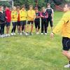 Sportlich: Leichtathletik-Trainer Joachim Kilian (rechts) zeigt denJugendlichen die Technik der Disziplin Speerwurf. Seit zwei Jahren gibt es beim VfR Burggrumbach die Sparte Leichtathletik, zu der schon 62 Schüler gehören. Bei einem Wochenend-Trainingslager haben sie zum ersten Mal intensiv den Sport geübt.