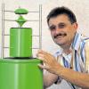 Präzision: Veit Walter aus Rieneck mit dem Oberteil einer Klangsäule. Ganz oben der Hochtöner, der nach unten auf den spitzen Schallkegel abstrahlt. In der Mitte der Mitteltöner. Er zielt nach oben auf den abgerundeten Kegel. Der Tieftöner sitzt auf einem langen Zylinder, der unten zwei Bassreflexöffnungen besitzt.