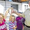 Dann macht es klick: alle Kinder wollten beim Besuch der Polizei natürlich die Handschellen mal ausprobieren.