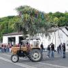 Kirchweih Gräfendorf: Die Feuerwehrleute stemmen den Baum hoch, während im Hintergrund die Musikkapelle spielt.