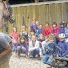 Ein Nachmittag auf dem Reiterhof Rudolph in Pusselsheim: Interessiert beobachten die Kinder beim Ferienspaß die Arbeit des Schmieds.