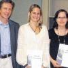 (rtg)   Das Biozentrum der Universität Würzburg hat Wissenschaftspreise an zwei herausragende Nachwuchswissenschaftlerinnen vergeben. Der „Biocenter Science Award“ ist mit jeweils 250 Euro dotiert und ging an Sara Stieb (Mitte) und Theresia Kreß. Sara Stieb promoviert seit 2008 am Lehrstuhl für Zoologie II (Verhaltensphysiologie und Soziobiologie) in der Arbeitsgruppe von Professor Wolfgang Rössler. Zudem gehört sie der Graduiertenschule der Lebenswissenschaften an. Theresia Kreß, die am Lehrstuhl für Physiologische Chemie II in der Arbeitsgruppe von Professor Martin Eilers tätig ist, hat in Zusammenarbeit mit einem internationalen Team einen Rückkopplungsmechanismus gefunden, der möglicherweise bei der Entstehung von Darmkrebs eine Rolle spielt. Die Preise übergab Biozentrumssprecher Professor Thomas Rudel.
