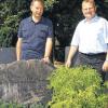Auf Spurensuche eines bekannten Wiesentheiders: Dirigent Georg Mais weilte kürzlich in Wiesentheid, um nach den Spuren des dort geborenen und begrabenen Komponisten Franz Alfons Wolpert zu suchen. Bürgermeister Werner Knaier zeigte ihm die Ruhestätte.