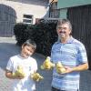 (ki)  Vier seltsame Exemplare kamen bei der Kartoffelernte der Familie Lorenz Schug zum Vorschein. Die Kartoffeln haben die Form von Tieren. Mit etwas Fantasie kann man sich einen Hund, eine Katze oder eine Schildkröte vorstellen. Gartenbesitzer Lorenz Schug, der seit 30 Jahren Kartoffeln anbaut, freut sich mit Sohn Jonas über die Kartoffeln, die sie unbeschädigt aus dem Boden holten. Das schwerste Exemplar wiegt 1400 Gramm.