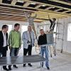 Endspurt auf dem Bau: In knapp einem Vierteljahr wollen Christian Heilmann und Harald Popp (von links) den für 1,7 Millionen Euro netto von der Gemeinde völlig umgebauten und erweiterten Ratskeller eröffnen. Im Bild stellt Innenarchitekt Volker Naumann (rechts) zusammen mit Bürgermeister Rainer Kinzkofer den neuen Pächtern die für den neuen großen Saal im OG ausgewählten Stühle und Tische vor.