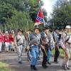 Soldaten ziehen in die Schlacht von Wilsons Creek: Das Gefecht des amerikanischen Bürgerkriegs stellten Darsteller an diesem Wochenende in Oberwildflecken nach, von Szenen aus dem Lagerleben mit Familienanschluss, Zeitung im alten Stil, Kochgeschirr oder Taktik-Besprechung über den Marsch in die Schlacht (oben) bis hin zu den eigentlichen Kämpfen mit jeder Menge Pulverdampf (unten).