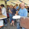 Ihm war niemals kalt: Backverantwortlicher Roland Wiegand, hier mit Plootz, kam vor Arbeit und Ofenwärme ins Schwitzen.