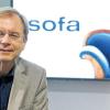 „Dieses blaue Biedermeier-Sofa ist auch ein ironisches Element“:Wolfgang Herles moderiert ab 16. September die ZDF-Literatursendung „Das blaue Sofa“.
