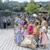 Ein großer Sack als Symbol: Mechthild Hersel bedankte sich bei allen Mitwirkenden der Dorferneuerung in Erlabrunn – tatkräftig unterstützt wurde sie dabei von Kindergarten- und Schulkindern.