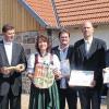Freude über die Begegnungsstätte: Die Verantwortlichen bei der Einweihung Weihe der Pfarrscheune (von links): Bürgermeister Detlef Beinhauer, Kirchenpfleger Harald Maisch, Dekan Andreas Krefft, Pfarrgemeinderatsvorsitzende Regina Bühner, der „Bauleiter“ der Kirchengemeinde, Gerhard Friedel, Architekt Henry Kiesel, Jürgen Eisentraut vom Amt für ländliche Entwicklung, Architekt Manfred Bühner und Statiker Ludwig Link.
