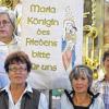 Gratulation in der Kirche: (von links) Andreas Heunisch, Annerose Lurz, Karola Saunders und Edwin Schlagmüller nahmen zum 25. Mal an der Friedenswallfahrt von Neubrunn nach Retzbach teil. Hierzu beglückwünschten sie Pfarrer Don Stefan (hinten, links) und Pilgerführerin Luise Baunach (hinten, rechts).