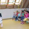 (yb)   Zum Abschied von ihren Kindergartenfreunden haben sich die ehemaligen Vorschulkinder des Kindergartens eine besondere Überraschung einfallen lassen und einen Tag vor Schulbeginn die Autorinnen „Ringelhoff und Bollermann“ aus Bamberg zu einer interaktiven Lesung eingeladen. Petra Ringelmann-Blank und Barbara Bollerhoff, die ihre Bücher zweisprachig in Deutsch und Englisch verfassen, trugen Geschichten in Wort und Bild vor. Zum Abschluss brachten die Kinder dann die Autorinnen zum Staunen, als sie sich mit einem englischen Lied verabschiedeten.