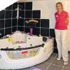 Gabriele Bergmann in einem der Räume für Wellnessbehandlung mit der Whirlpoolwanne für Rosenblütenbäder bei Kerzenschein und Sekt.