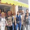 Neues Schuhgeschäft in der Marktstraße: Sabine Hacker (Fünfte von links) und ihr Team vom Schuhhaus Schäflein bei der Eröffnung des Ladens in Ostheim. Dazu gratulierte auch Bürgermeister Ulrich Waldsachs (links).