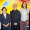 (Rö.)   Bei einem Gottesdienst in der Kapelle der Missionsärztlichen Klinik wurde Pater Cornelius Hörnig als Klinikseelsorger verabschiedet. Nachfolger des 75-Jährigen Benediktiners ist Pfarrer Gottfried Amendt. Bei dem Gottesdienst, den Domkapitular Hans Herderich zelebrierte, dankte Rainer Ziegler als Beauftragter des Bischöflichen Ordinariats für die Krankenhausseelsorge Pater Cornelius für seine Mitarbeit und überreichte Pfarrer Amendt die Ernennungsurkunde. Beim anschließenden Empfang würdigten die Leiterin des Seelsorgeteams, Birgit Gunreben, und der Vorsitzende des Missionsärztlichen Instituts, Dr. August Stich, den scheidenden Seelsorger. Er habe seinen Seelsorgeauftrag mit großem Engagement wahrgenommen. Stich und Gunreben äußerten sich erfreut darüber, dass die Aufgaben und Anforderungen eines Krankenhauses in kirchlicher Trägerschaft von einem Seelsorgeteam übernommen würden, das neue Modelle der Zusammenarbeit und ein ökumenisches Miteinander realisiere. Das Bild zeigt (von links): Gottfried Amendt (Krankenhauspfarrer), Birgit Gunreben (Leitung), Pater Cornelius Hörnig OSB, Pfarrerin Erika Füchtbauer (evangelische Klinikseelsorge), Pater Martin Birk OSB (mitarbeitender Priester) nach der Verabschiedung von Pater Cornelius.