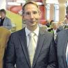 Der Alte, der Neue und der Präsident: Dr. Dominikus Bönsch (Mitte) wurde am Freitag von seinem Vorgänger Prof. Dr. Gerd Jungkunz (links) und Bezirkstagspräsident Erwin Dotzel als neuer Ärztlicher Direktor des Lohrer Bezirkskrankenhauses begrüßt. Foto: Johannes Ungemach