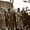Boten ihr Know-how an: Wernher von Braun (mit Gipsarm), sein Bruder Magnus (Siebter von links) und einige seiner Peenemündener Kollegen, die sich nach Kriegsende bei Oberammergau versteckt hatten,  stellten sich im Mai 1945 in einem Hotel bei Oberjoch den Amerikanern.